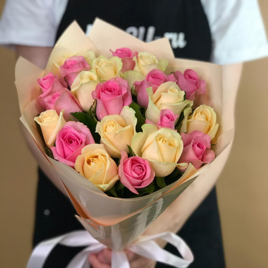 Розы Букет из кремовых и розовых роз 21 шт. (60 см)