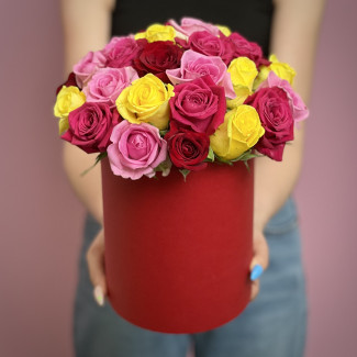 Цветы в коробке Яркий микс из роз в шляпной коробке М