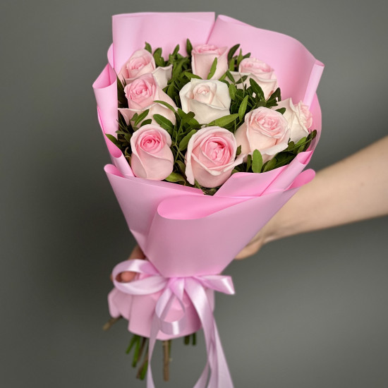 Букеты из роз Букет из 9 нежно-розовых роз с зеленью