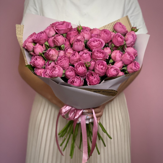 Кустовая роза Букет из 21 малиновой кустовой пионовидной розы
