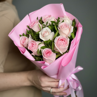 Букеты из роз Букет из 9 нежно-розовых роз с зеленью