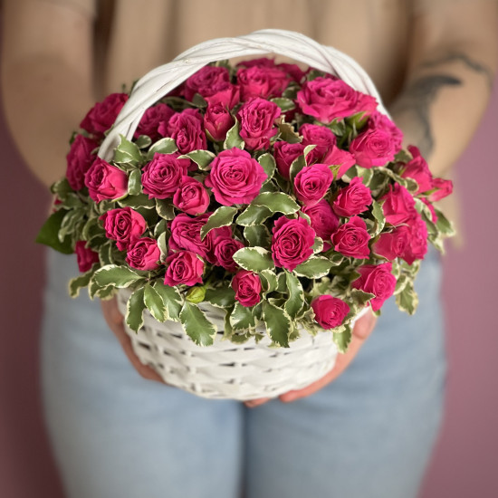 Цветы в корзине Малиновые кустовые розы в корзине XS