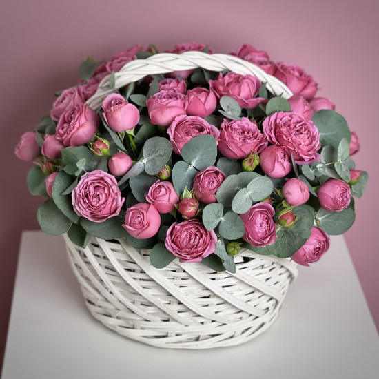Цветы в корзине Малиновые кустовые пионовидные розы в корзине L