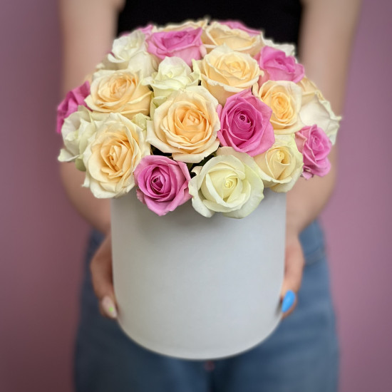 Цветы в коробке Нежный микс из роз в шляпной коробке М