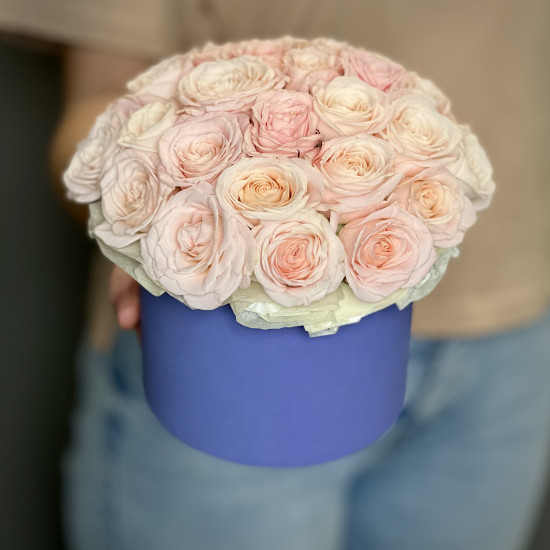 Цветы в коробке Розовые кустовые пионовидные розы в коробке XS