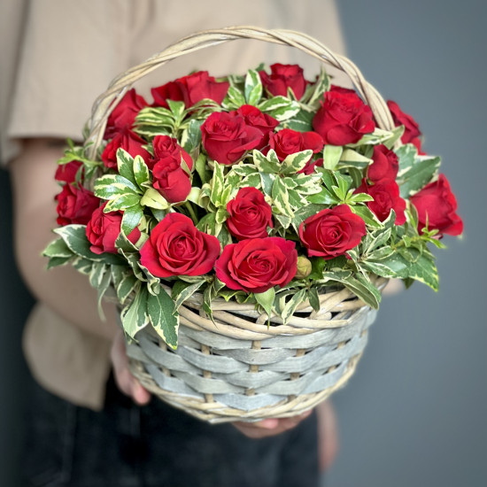 Цветы в корзине Красные кустовые розы в корзине XS