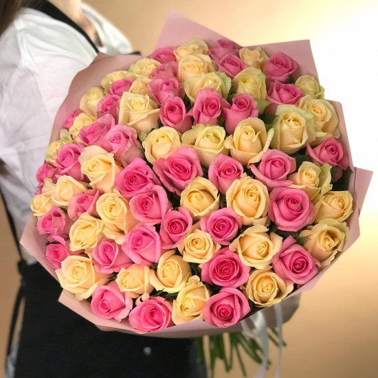 Розы Букет из кремовых и розовых роз 71 шт. (40 см)