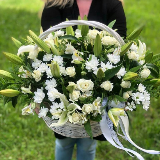 Лилии Корзина с цветами Жгучее пламя