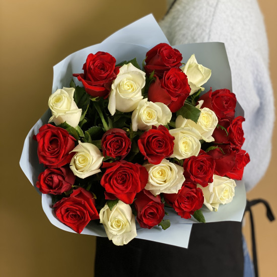 Розы Букет из красных и белых роз 25 шт. (70 см)