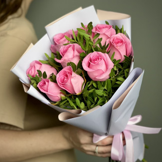 Букеты из роз Букет из 9 розовых роз с зеленью