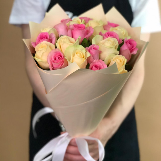 Розы Букет из кремовых и розовых роз 25 шт. (50 см)