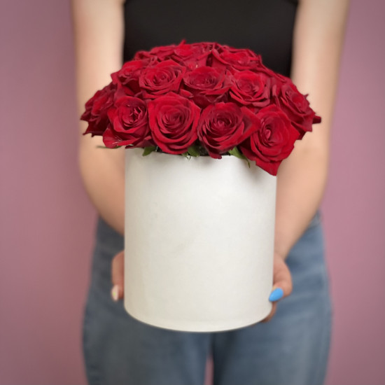 Цветы в коробке Красные розы в шляпной коробке М