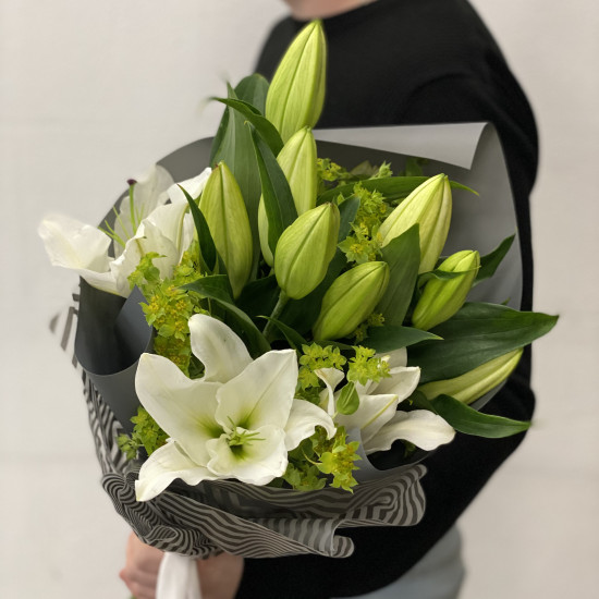 Лилии Букет из 3 белых лилий с зеленью
