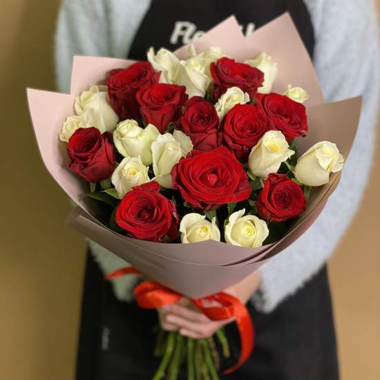 Розы Букет из красных и белых роз 25 шт. (50 см)