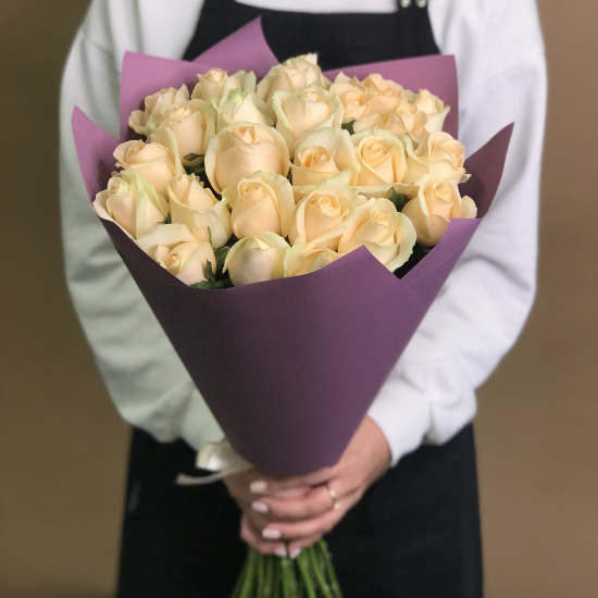 Розы Букет из 25 кремовых роз (60 см)