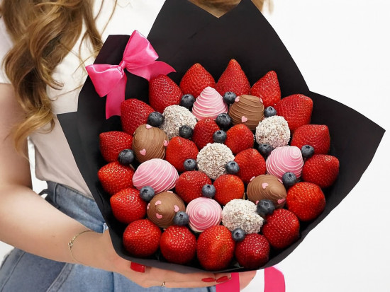 Букет из клубники в шоколаде Три в одном