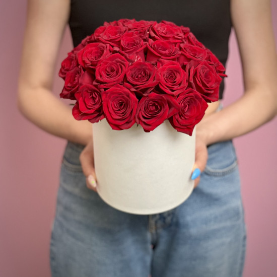 Цветы в коробке Красные розы в шляпной коробке М