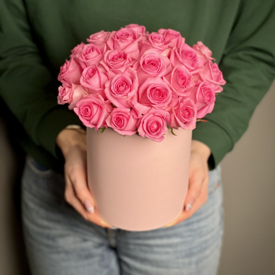Цветы в коробке Розовые розы в шляпной коробке M