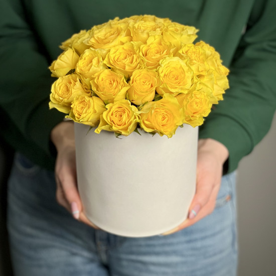 Цветы в коробке Желтые розы в шляпной коробке M
