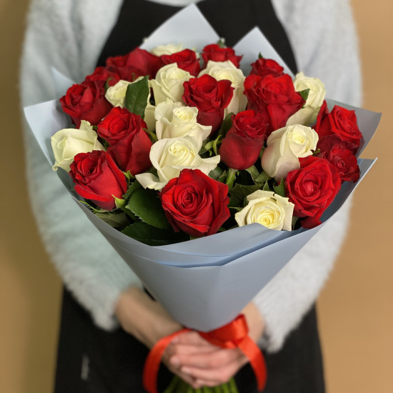 Розы Букет из красных и белых роз 25 шт. (60 см)