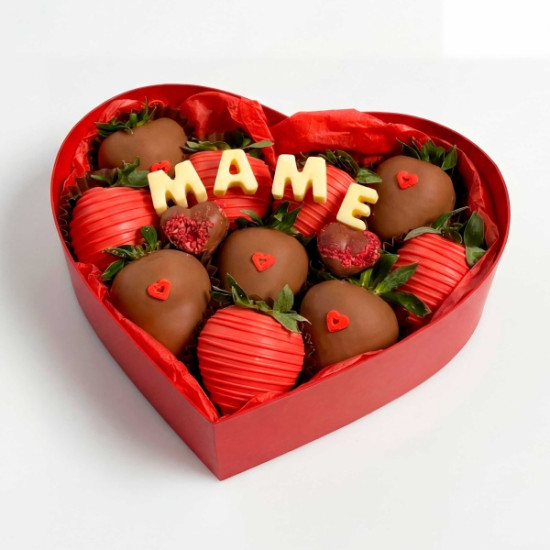 Коробка Love is c надписью МАМЕ