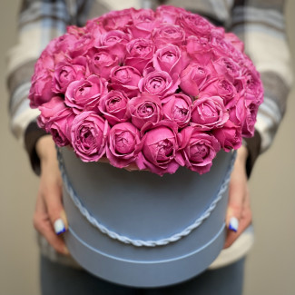 Кустовая роза Малиновые кустовые пионовидные розы в коробке "L"