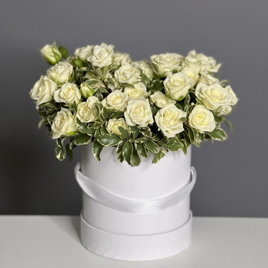 Кустовая роза Белые кустовые розы в шляпной коробке
