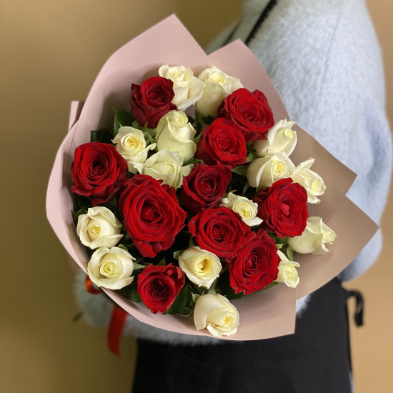 Розы Букет из красных и белых роз 25 шт. (40 см)