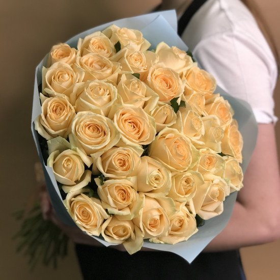 Розы Букет из 33 кремовых роз (60 см)