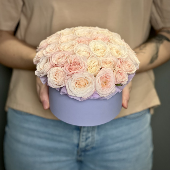 Цветы в коробке Розовые кустовые пионовидные розы в коробке S