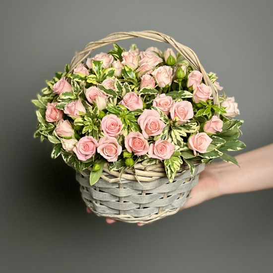 Цветы в корзине Розовые кустовые розы в корзине XS