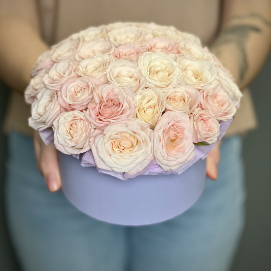 Цветы в коробке Розовые кустовые пионовидные розы в коробке S
