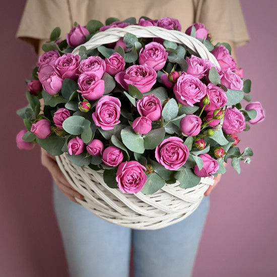 Цветы в корзине Малиновые кустовые пионовидные розы в корзине M