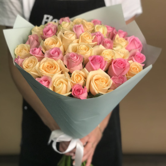 Розы Букет из кремовых и розовых роз 41 шт. (60 см)