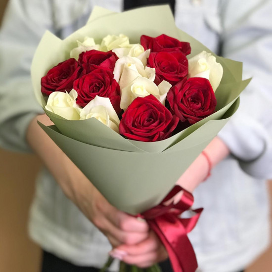 Заказать букет из красных и белых роз 15 шт 60 см в Москве — дешевые цветы
