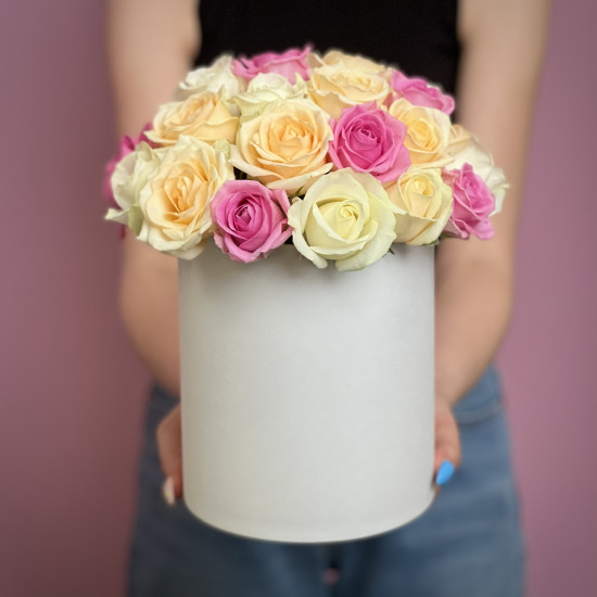 Цветы в коробке Нежный микс из роз в шляпной коробке М