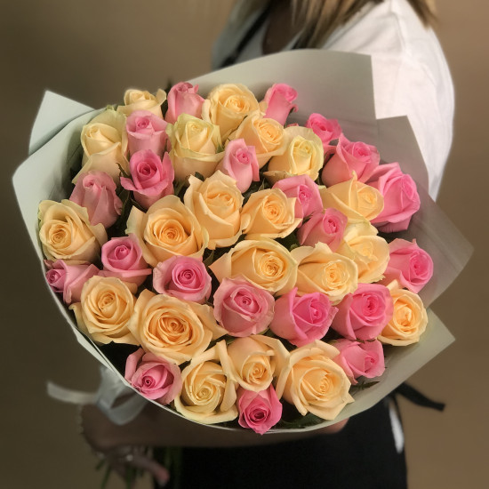 Розы Букет из кремовых и розовых роз 41 шт. (70 см)