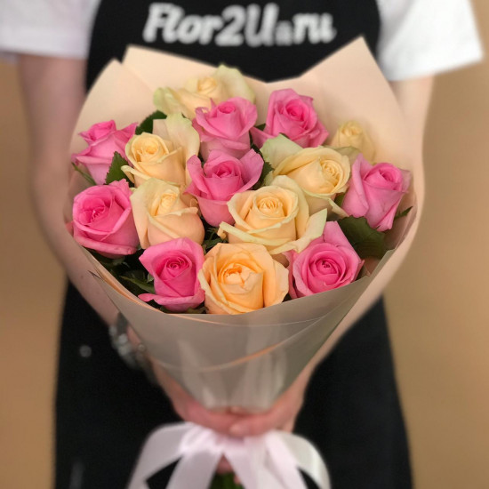 Розы Букет из кремовых и розовых роз 15 шт. (70 см)