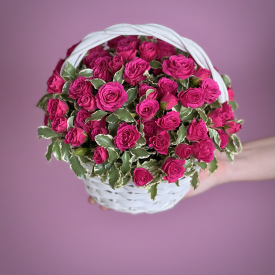 Цветы в корзине Малиновые кустовые розы в корзине XS