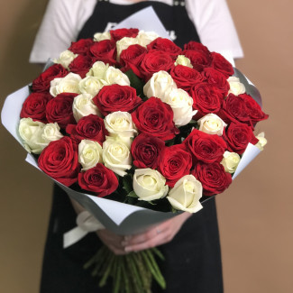 Розы Букет из красных и белых роз 51 шт. (40 см)