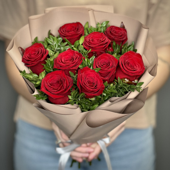 Букеты из роз Букет из 9 красных роз с зеленью