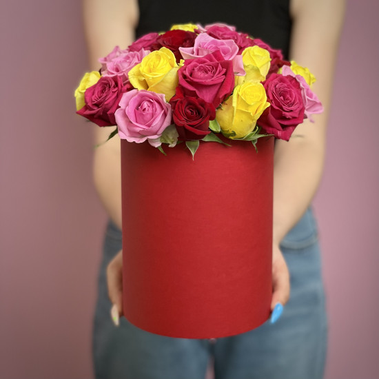 Цветы в коробке Яркий микс из роз в шляпной коробке М