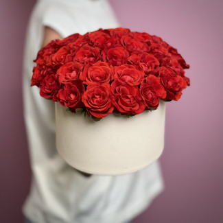 Букеты из роз Красные розы Эльторо в шляпной коробке S