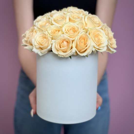 Цветы в коробке Кремовые розы в шляпной коробке М