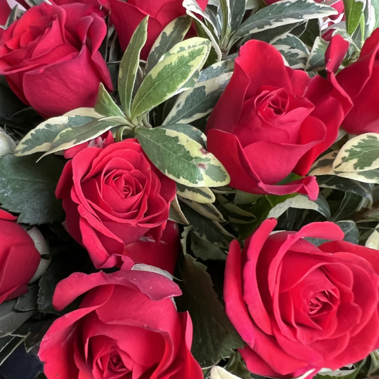 Цветы в корзине Красные кустовые розы в корзине XS