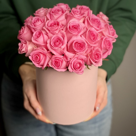Цветы в коробке Розовые розы в шляпной коробке M