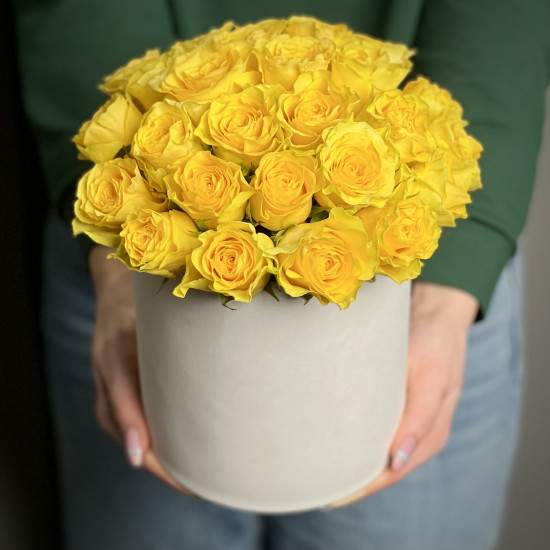 Цветы в коробке Желтые розы в шляпной коробке M