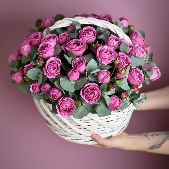 Цветы в корзине Малиновые кустовые пионовидные розы в корзине M