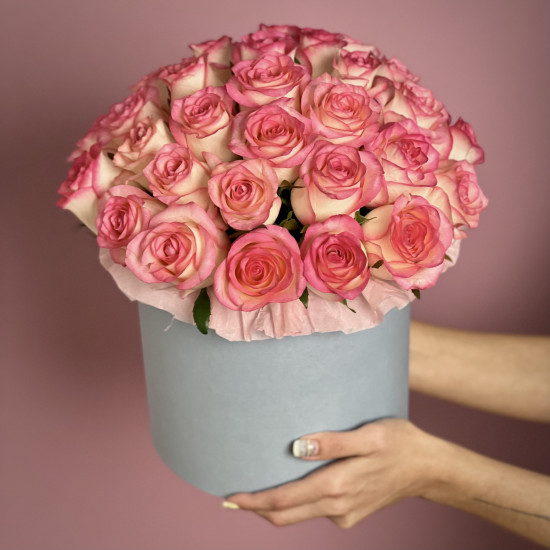 Цветы в коробке Розы Джумилия в коробке L