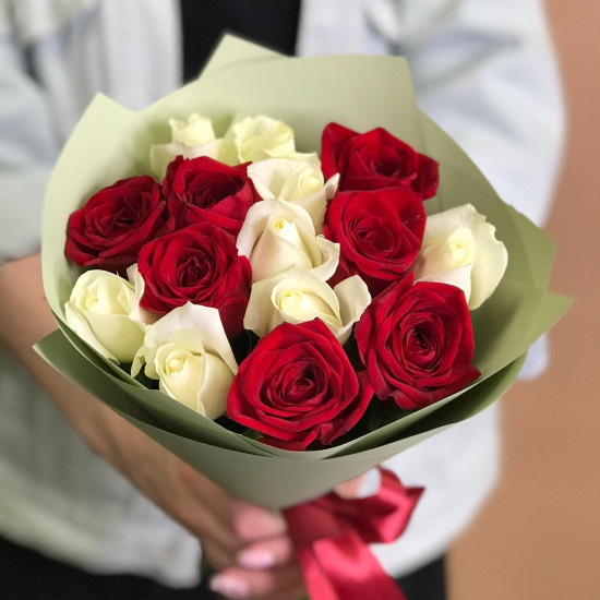 Розы Букет из красных и белых роз 15 шт. (60 см)
